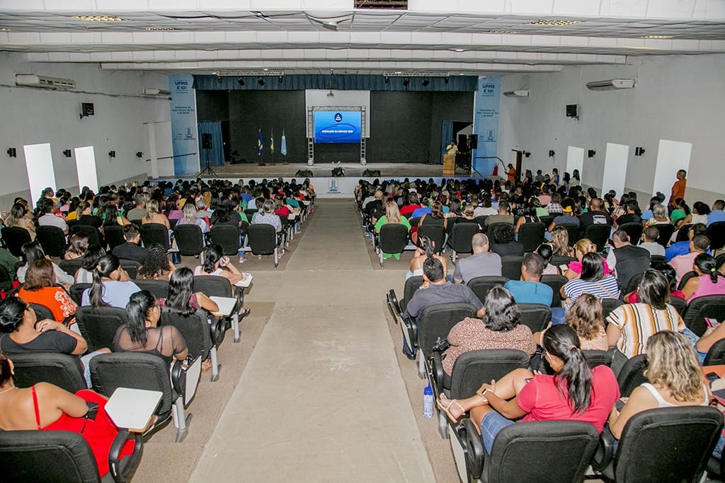 Rede Municipal de Corumbá inicia segundo semestre com entrega de kits escolares e formação para servidores