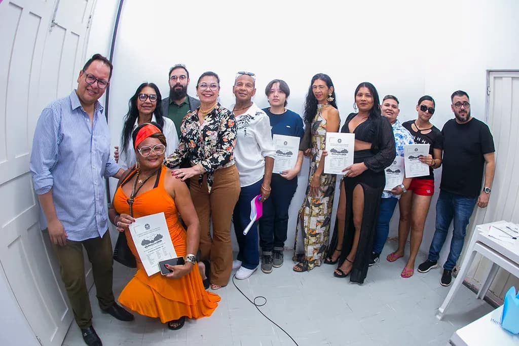 Prefeitura de Corumbá entrega certidões de nascimento com retificação de nome a pessoas trans, em ato que reforça cidadania e reconhecimento da identidade de gênero.