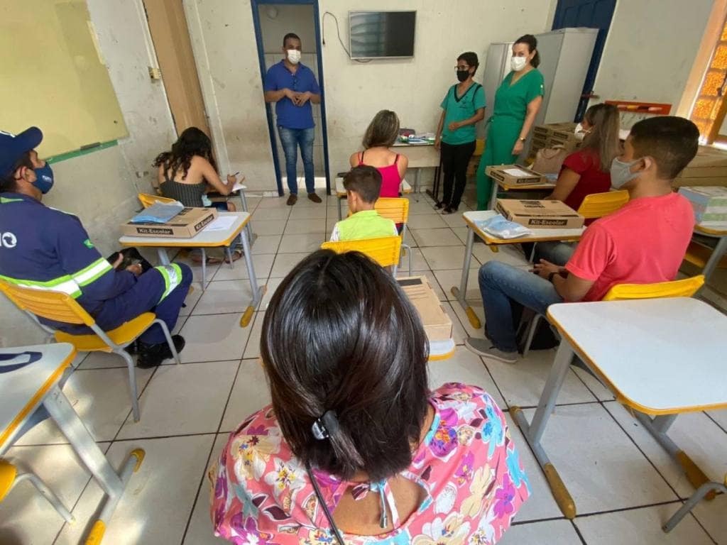Reme retoma aulas com entrega de uniformes e kits de material em escolas