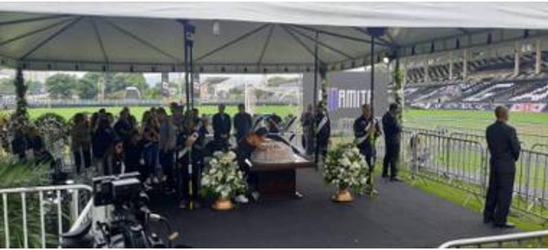 Roberto Dinamite é velado no gramado de São Januário com a presença de ex-jogadores e torcedores