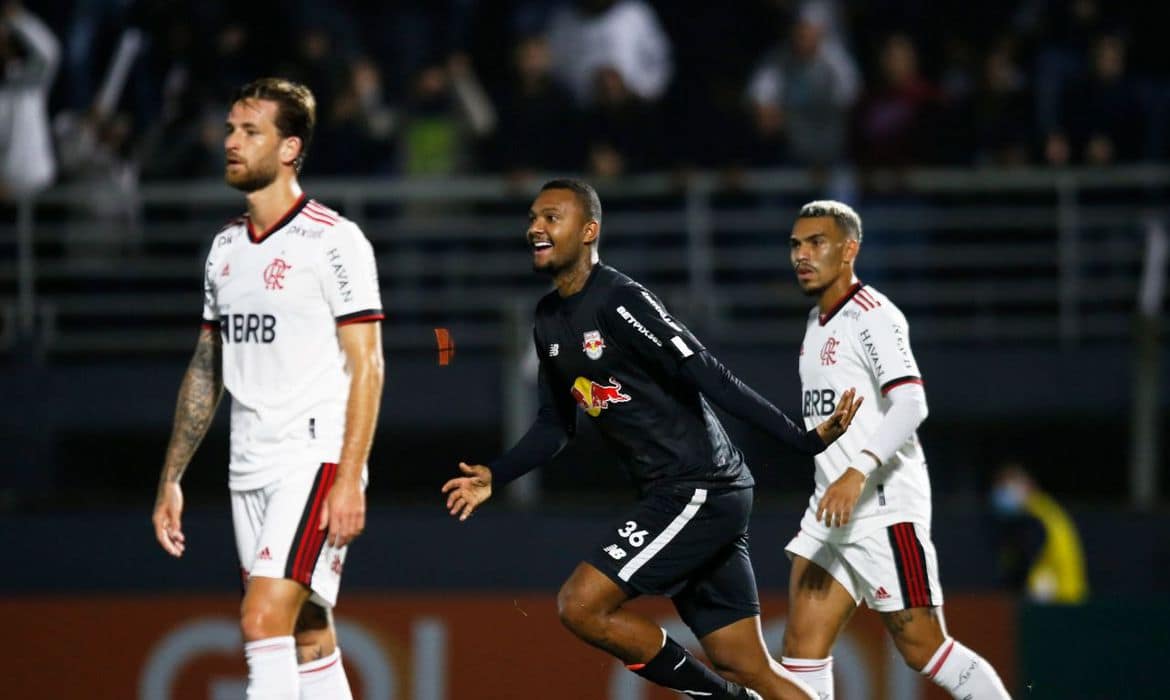 Flamengo perde para o Bragantino e vê crise aumentar