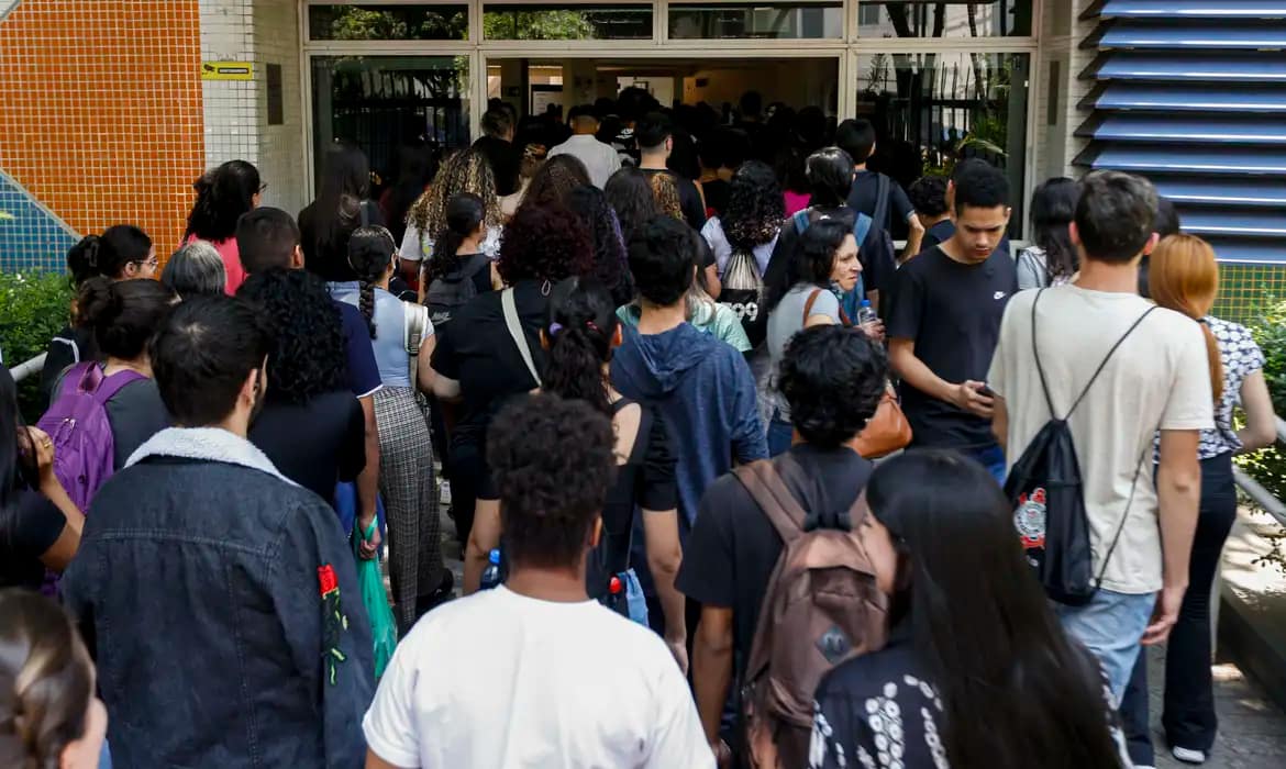 Estudantes nascidos em julho e agosto recebem hoje nova parcela do Pé-de-Meia