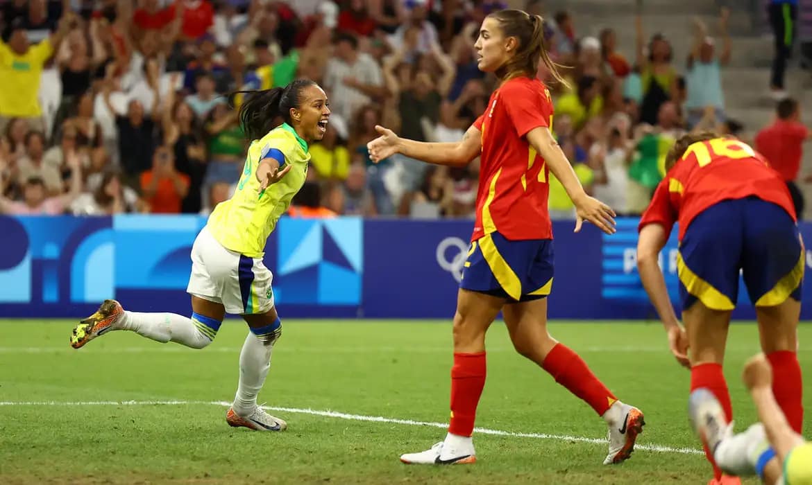 Brasil goleia Espanha e garante lugar na final do futebol feminino