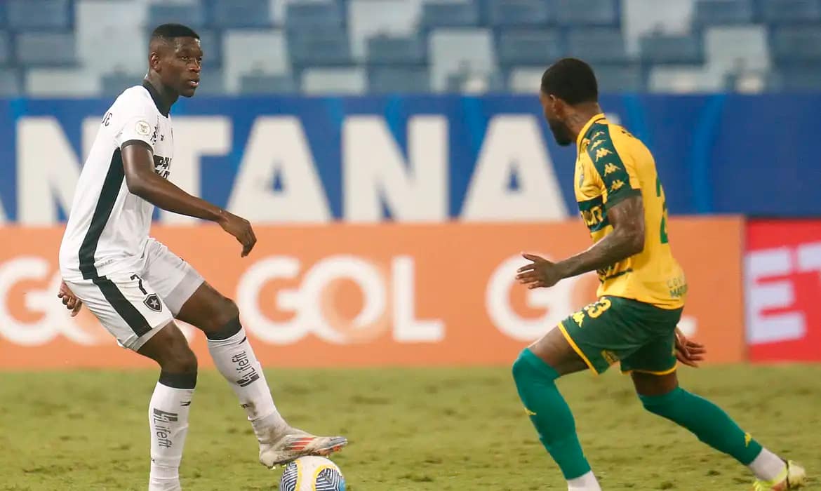 Botafogo joga para tentar manter vantagem na ponta do Brasileiro