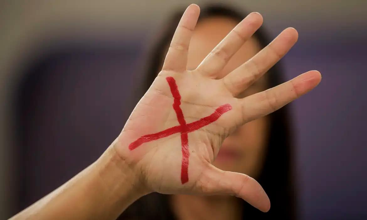 Mortes violentas intencionais caem 5,4% no Brasil em 2024; feminicídios batem recorde