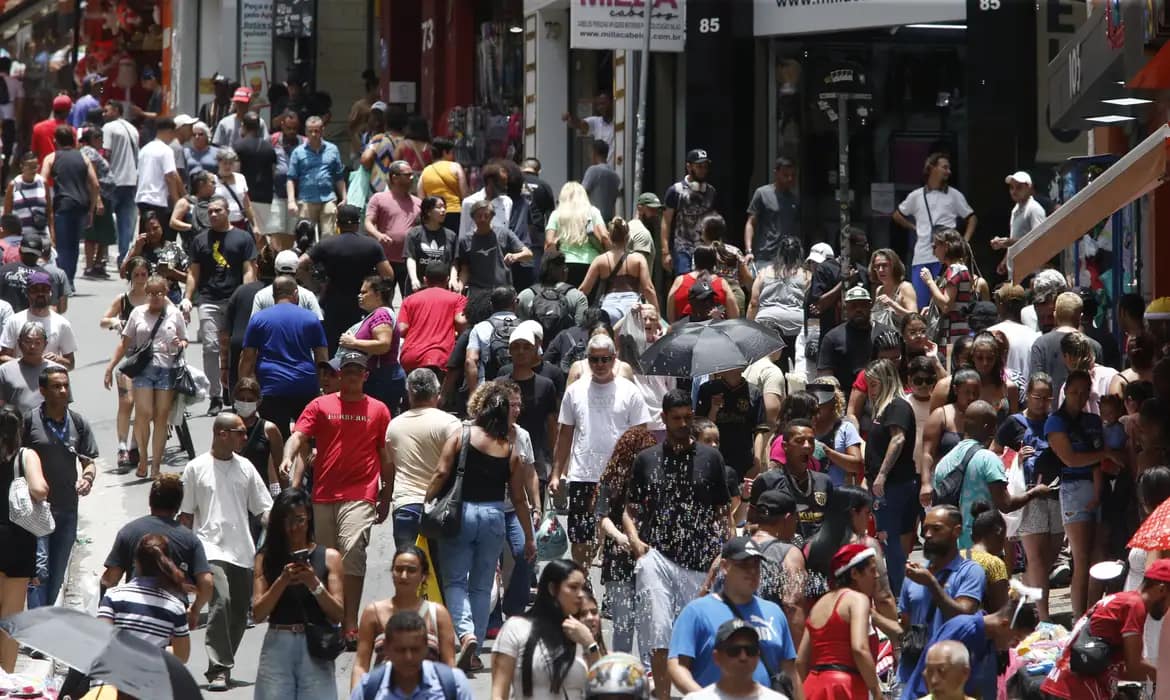 População do Brasil chega a 213,4 milhões em 2025, aponta IBGE