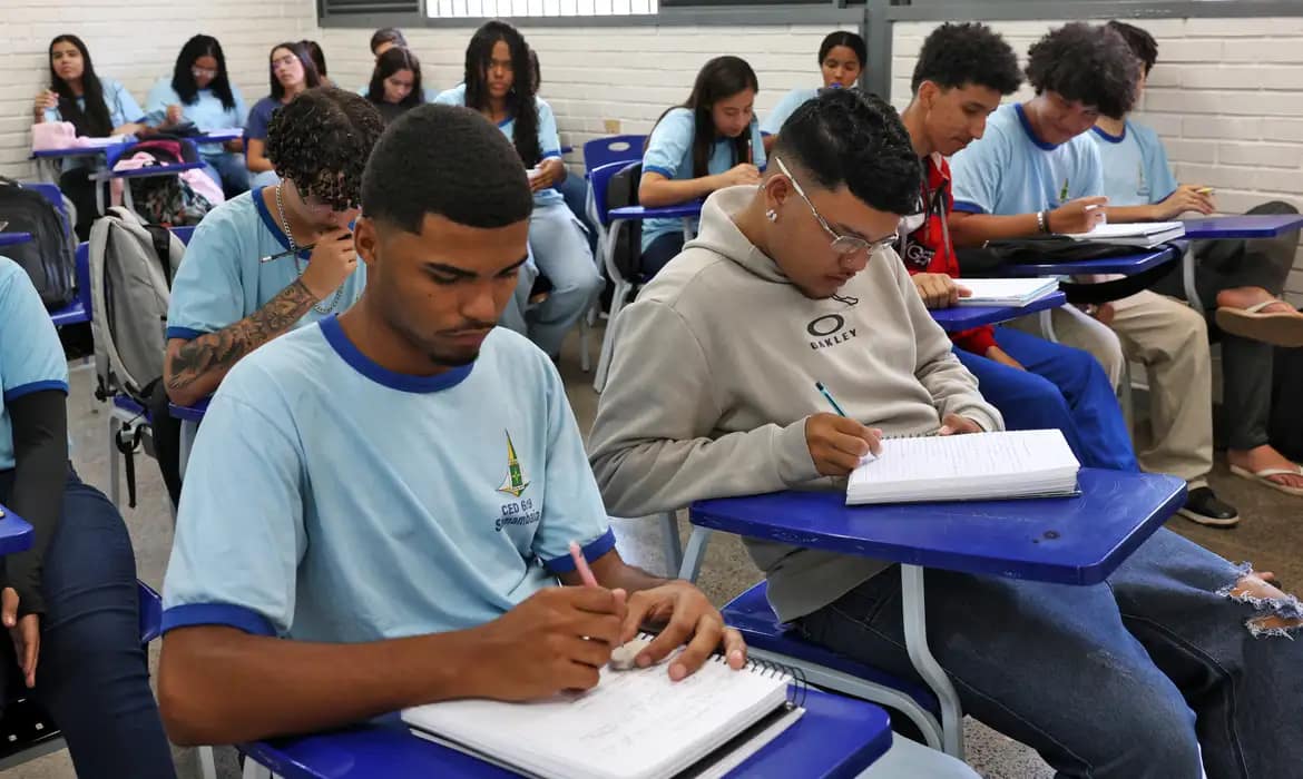 Pé-de-Meia inicia pagamento da 7ª parcela para estudantes do ensino médio