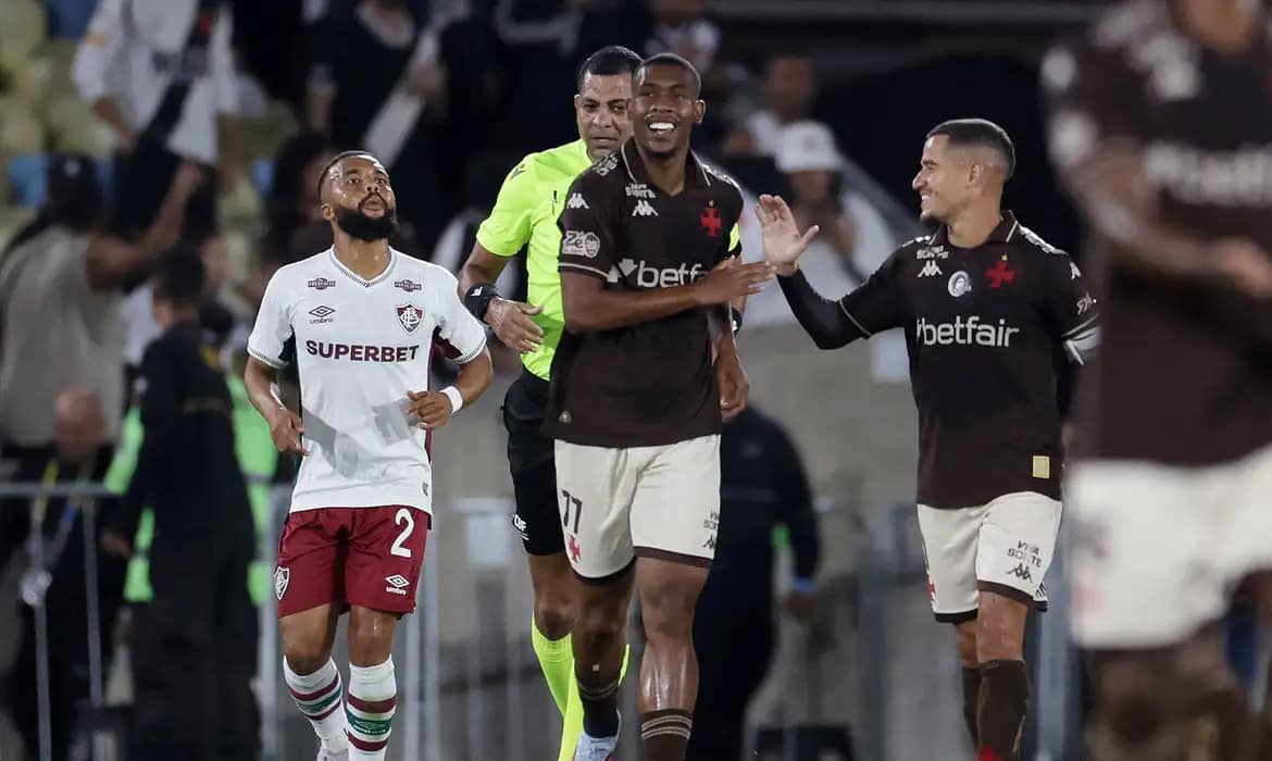 Rayan brilha de novo e Vasco vence o Fluminense no Maracanã