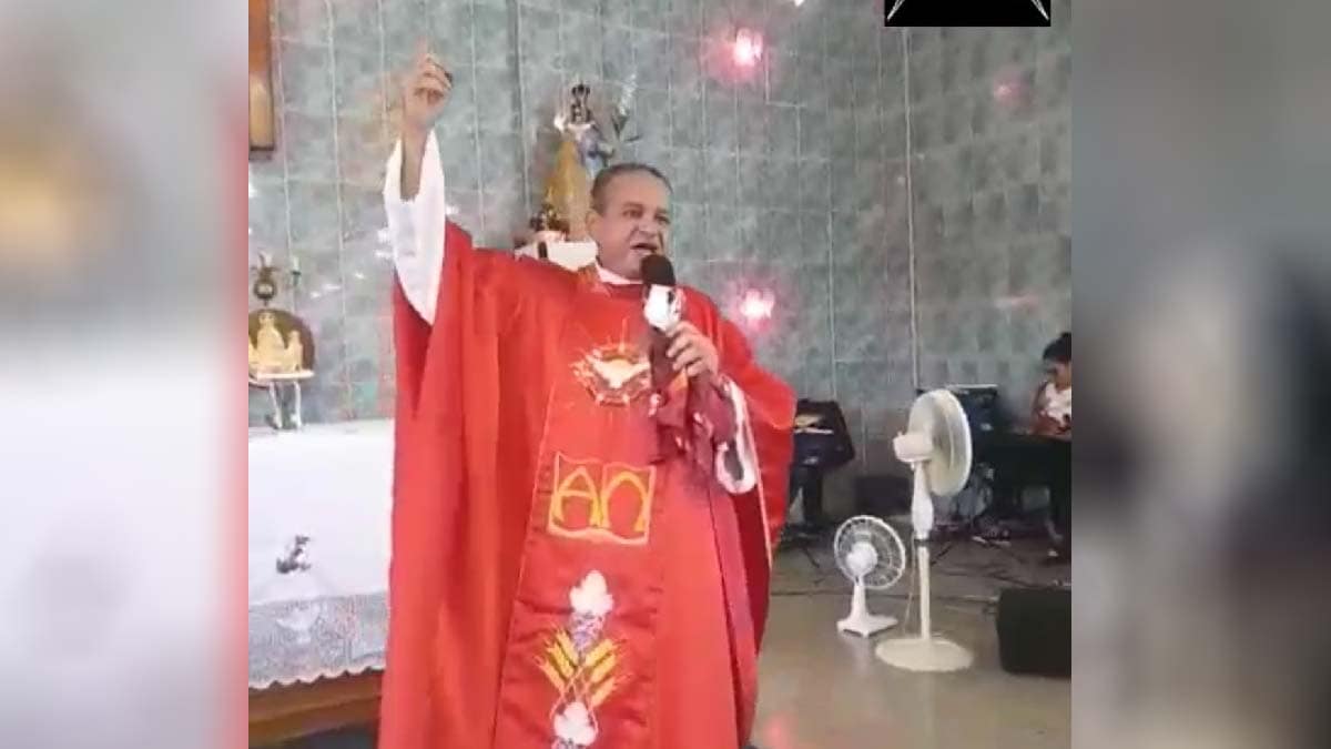 Padre viraliza ao cantar samba em missa no RJ; Veja o vídeo