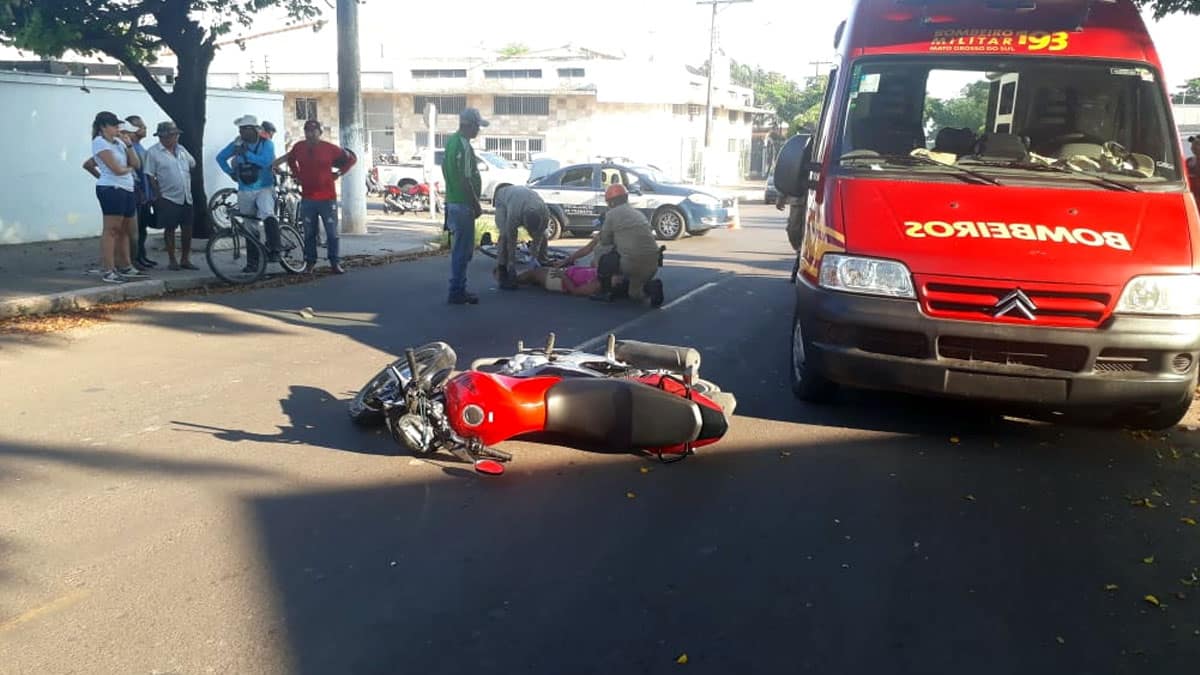Bombeiros socorrem ciclista atropelado por motocicleta