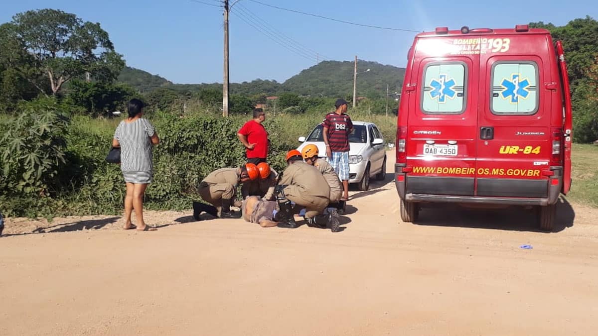 Bombeiros socorrem ciclista atropelado no Popular Velha