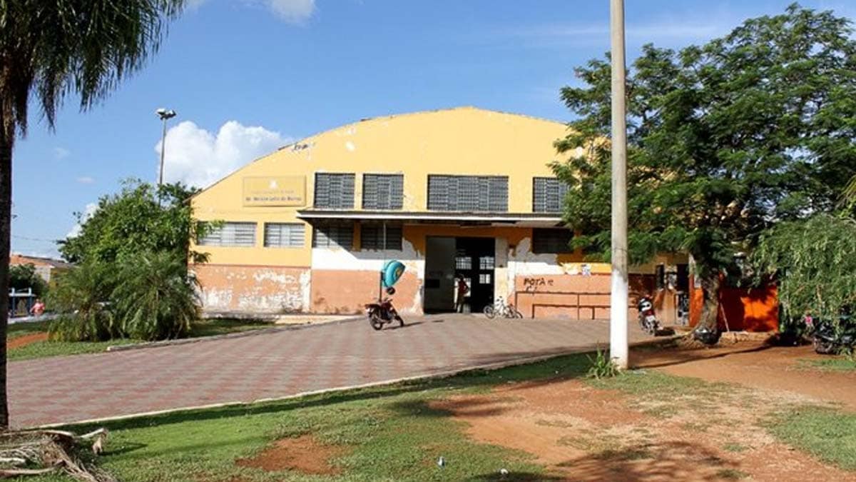 Vereador pede serviços de limpeza e manutenção de praça ao lado do antigo mercadão