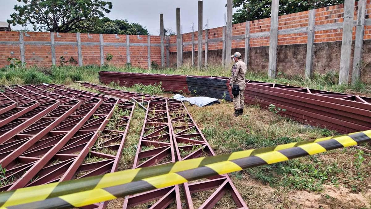 Trabalhador morre após ser atingido por estrutura metálica em construção
