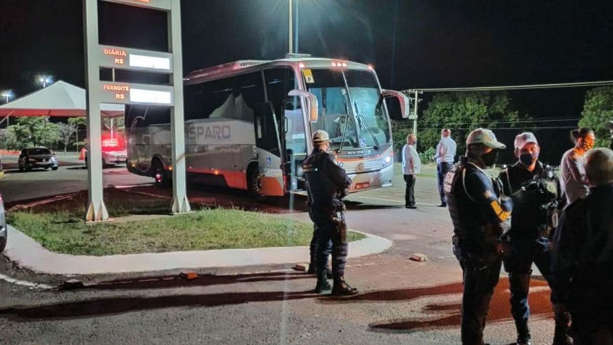 Ônibus com bolivianos vindos de SP são interceptados em barreira sanitária de Campo Grande