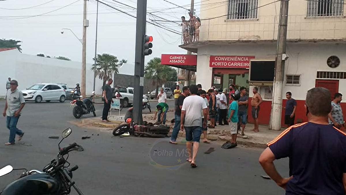 Mulheres ficam gravemente feridas após colisão entre carro e moto no centro