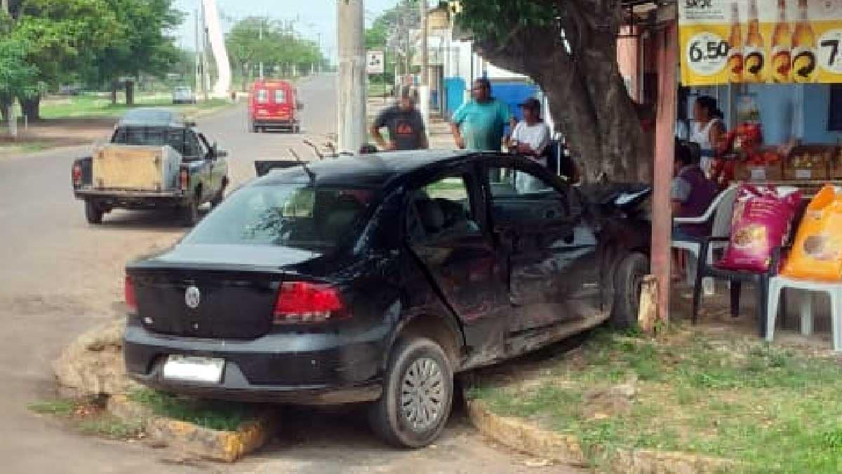 Após colisão entre veículos, carro é arremessado contra clientes de bar