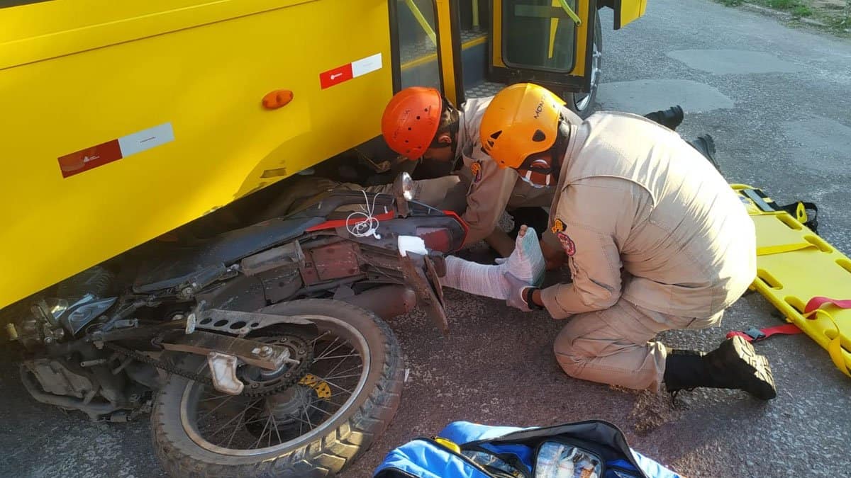 Motociclista vai parar embaixo de ônibus em acidente no Anel Viário