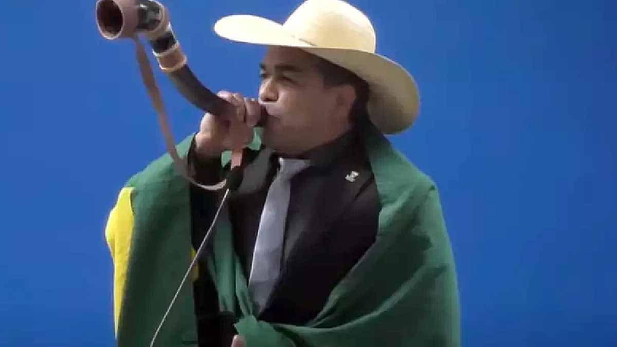 Vereador “muge” e tenta tocar berrante ao convocar “gado” para manifestação