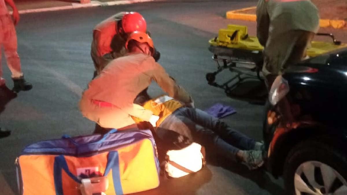 Ciclista é atropelada por carro em rotatória na Porto Carrero