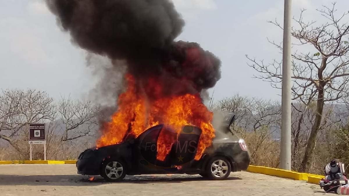 Bombeiros são acionados após carro pegar fogo no morro do Cristo Redentor