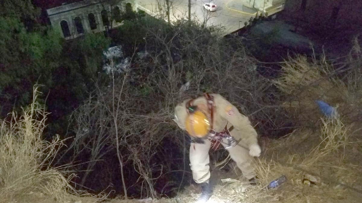 Bombeiros resgatam mulher que caiu de ribanceira na Avenida General Rondon