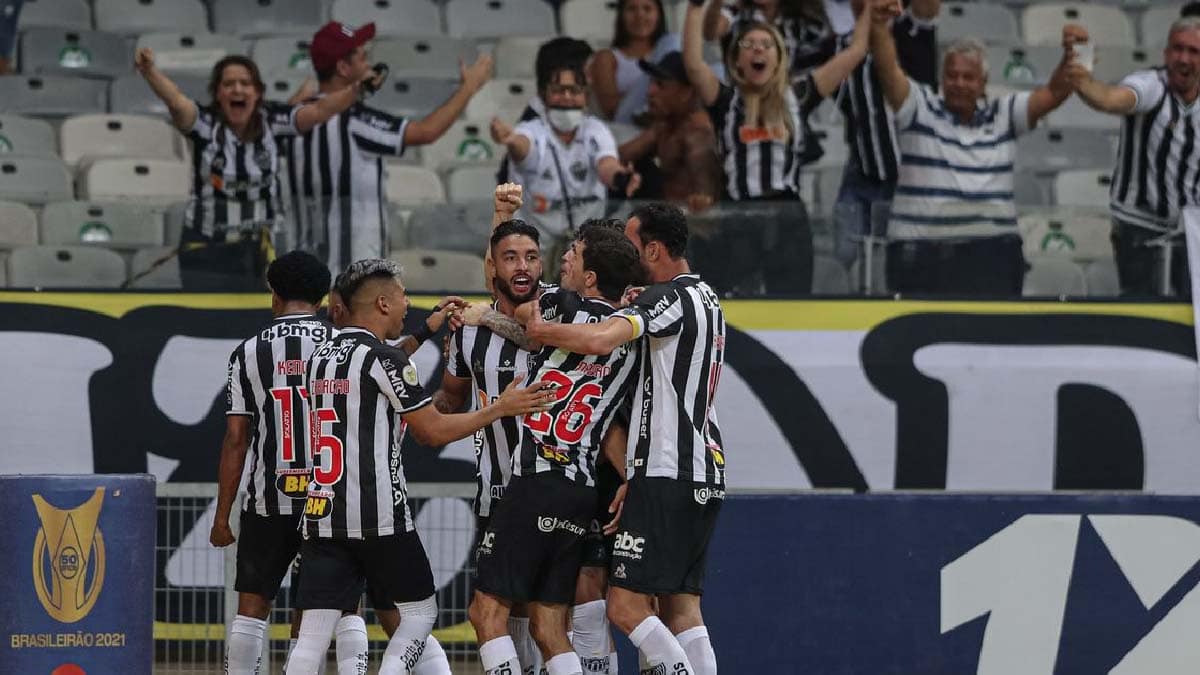 Atlético-MG vence Santos de virada e mantém vantagem no Brasileiro