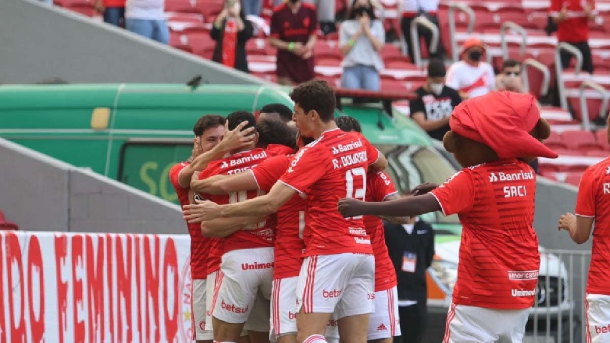 Com três de Yuri, Internacional goleia a Chapecoense e cola no G-6 do Brasileirão