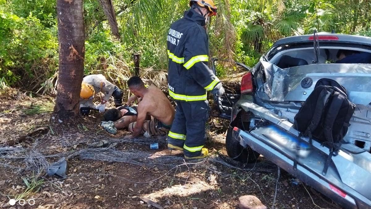 Bombeiros socorrem vítimas de dois acidentes na BR-262