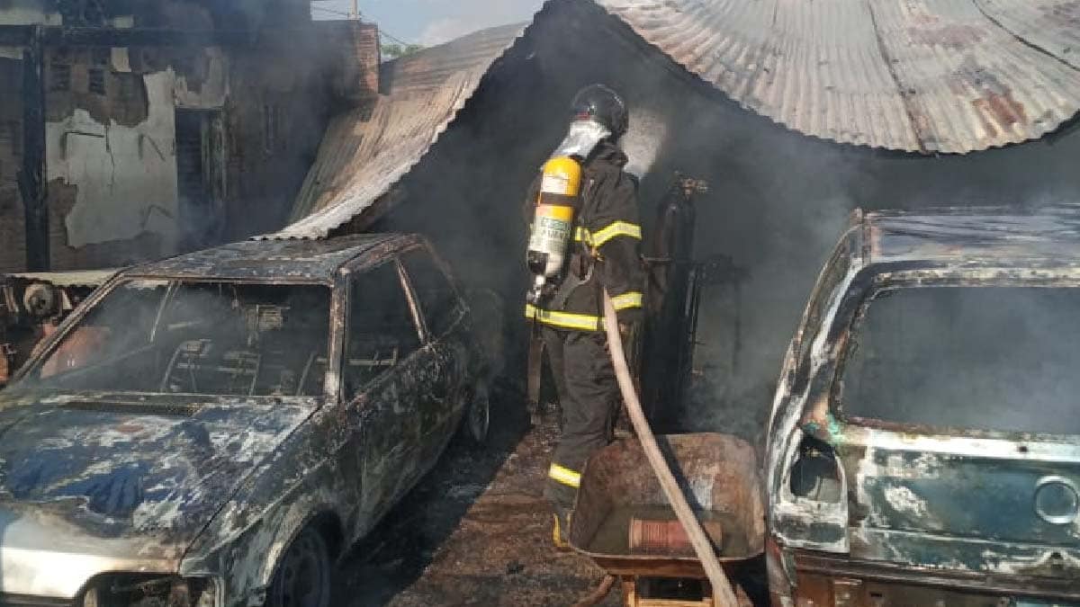 Incêndio destrói veículos em oficina no bairro Maria Leite