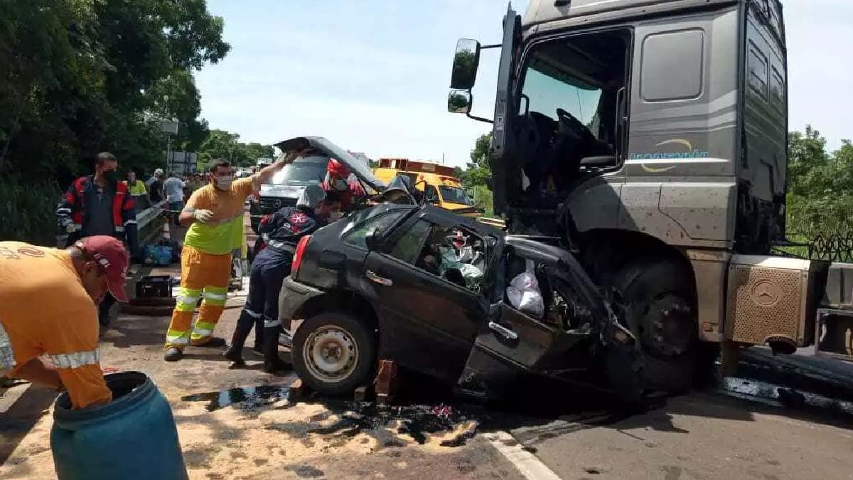 Família morre após carro bater de frente com carreta na BR-163