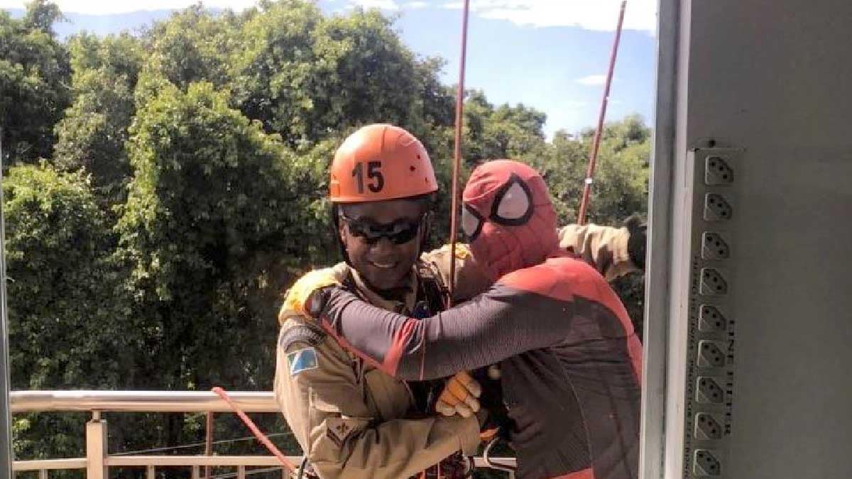 Vestidos de super-heróis, bombeiros militares visitam crianças em hospitais