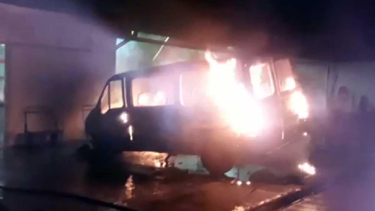 Incêndio em Van mobiliza equipes do Corpo de Bombeiros no centro de Corumbá