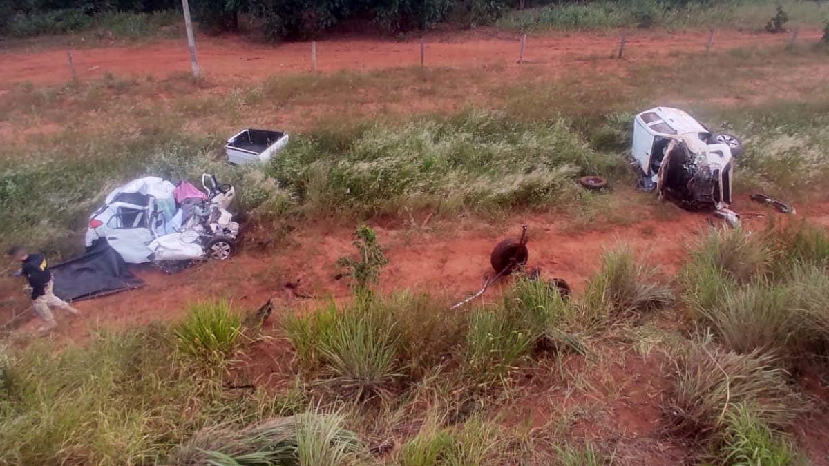 Família morre em colisão entre carro e caminhonete na BR-262