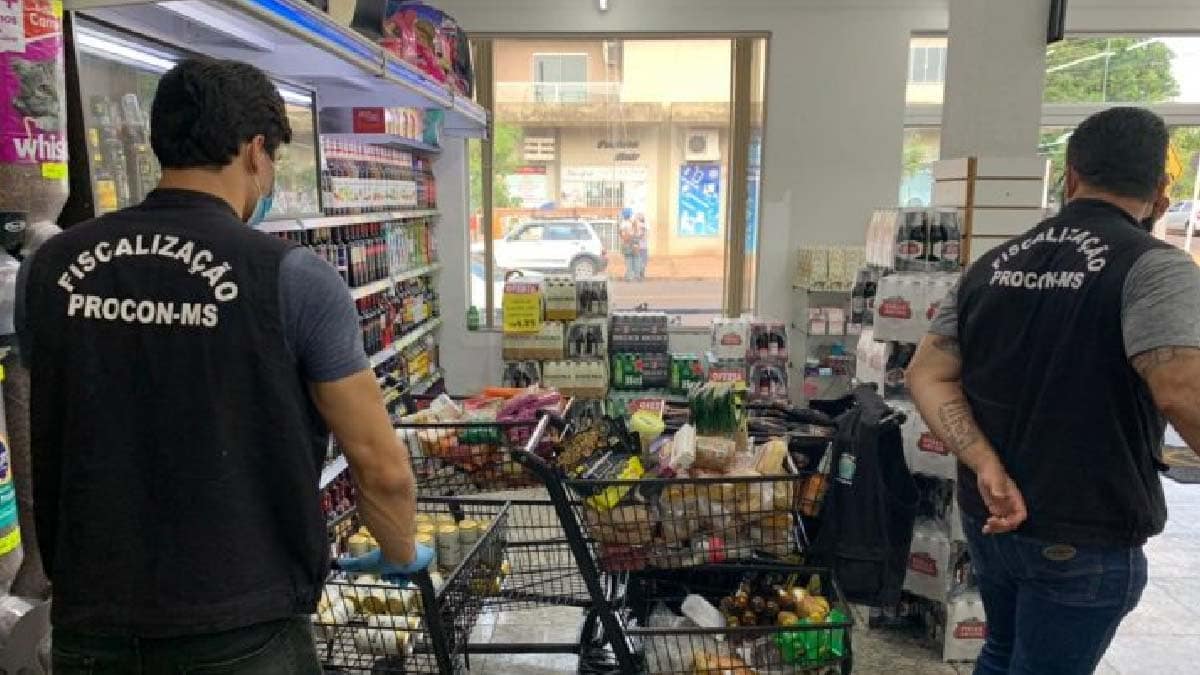 Após denúncia, Procon/MS descarta 347 itens vencidos em supermercado na Capital