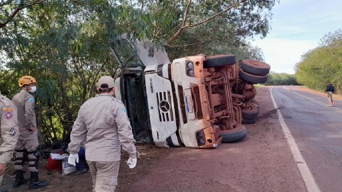 Carreta carrega com carvão tomba na BR-262 em Corumbá