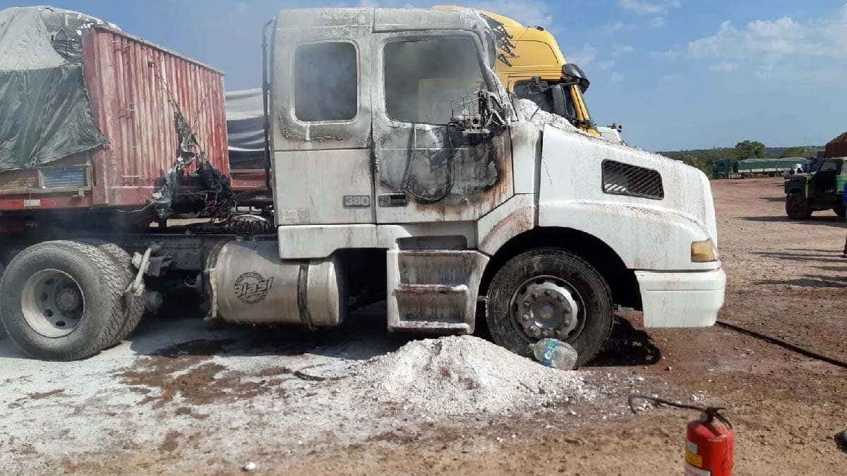 Bombeiros combatem incêndio em cabine de carreta na Agesa | vídeo