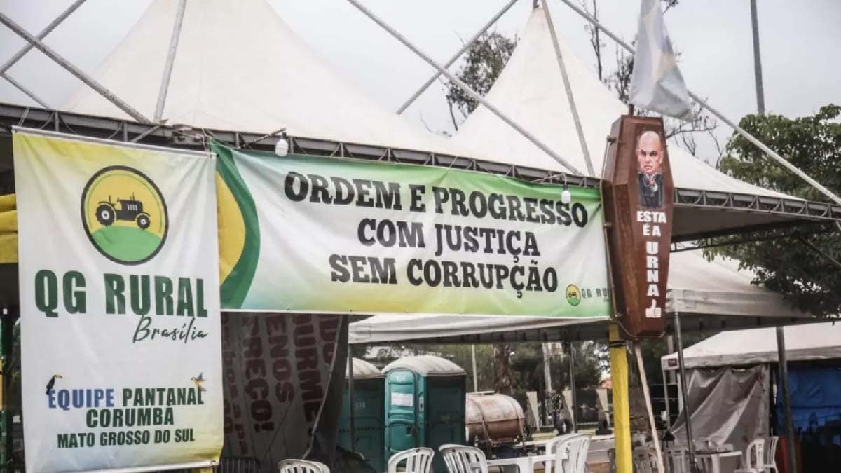 Manifestantes penduram caixão com imagem de Ministro do TSE em Campo Grande