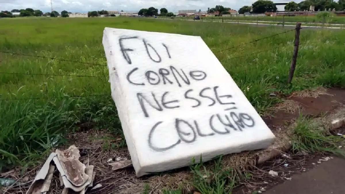 Indignado com traição “corno” joga colchão em terreno baldio em Campo Grande