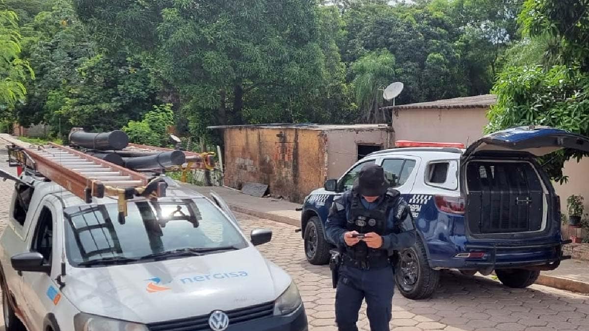 Em ocorrência por furto de energia, PM prende foragida da justiça e homem por porte de drogas