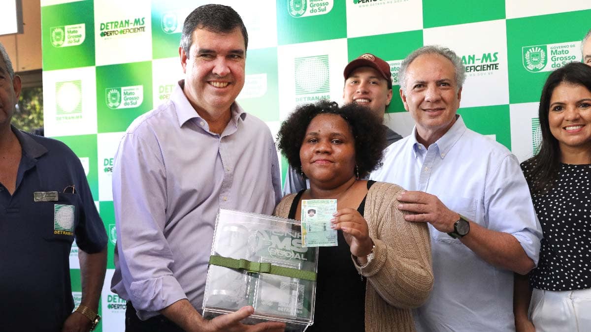 Governo inicia entrega das primeiras habilitações da “CNH Social”