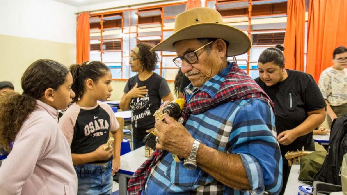 Estudantes de escolas públicas aprendem a arte da viola de cocho com mestre Sebastião