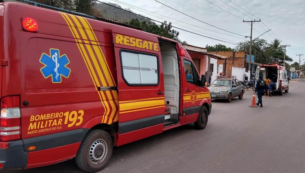 Motociclista é socorrido após colidir em traseira de carro