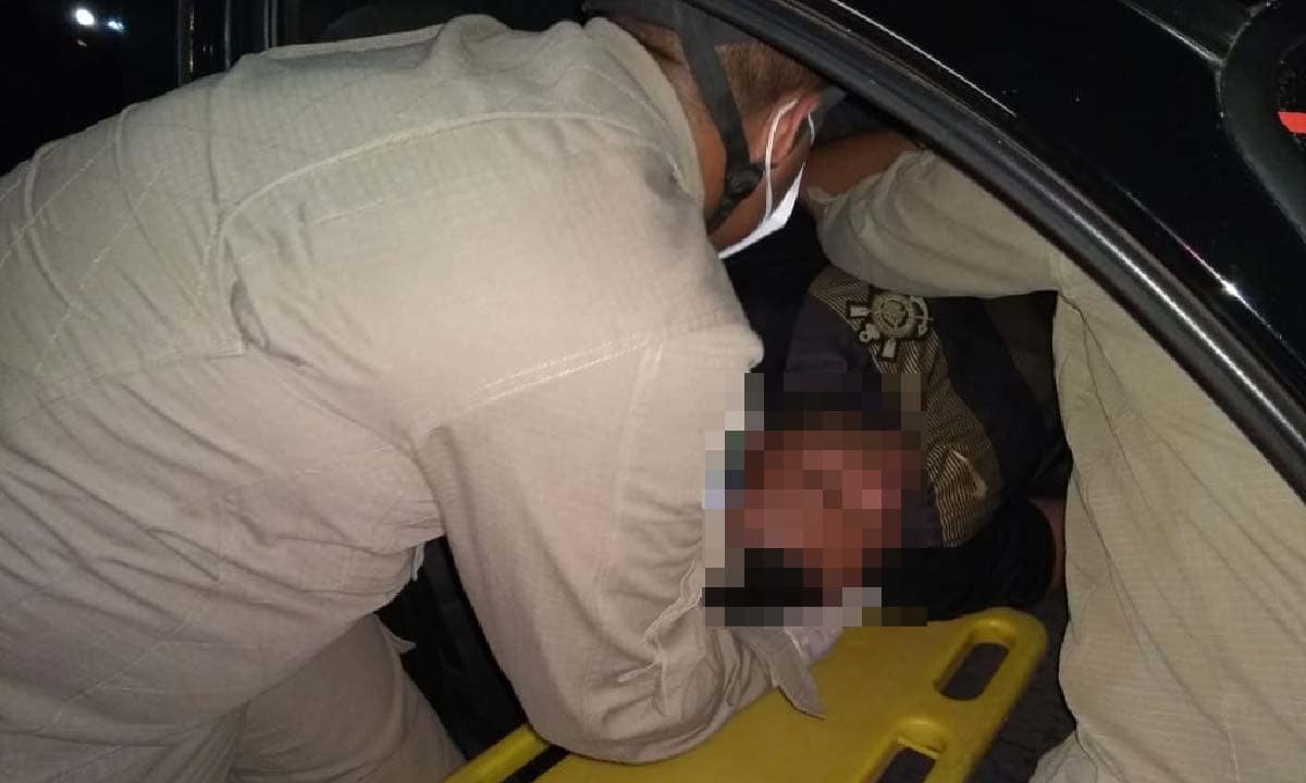 Jovem é socorrido após colisão de carro em árvore na Avenida Rio Branco