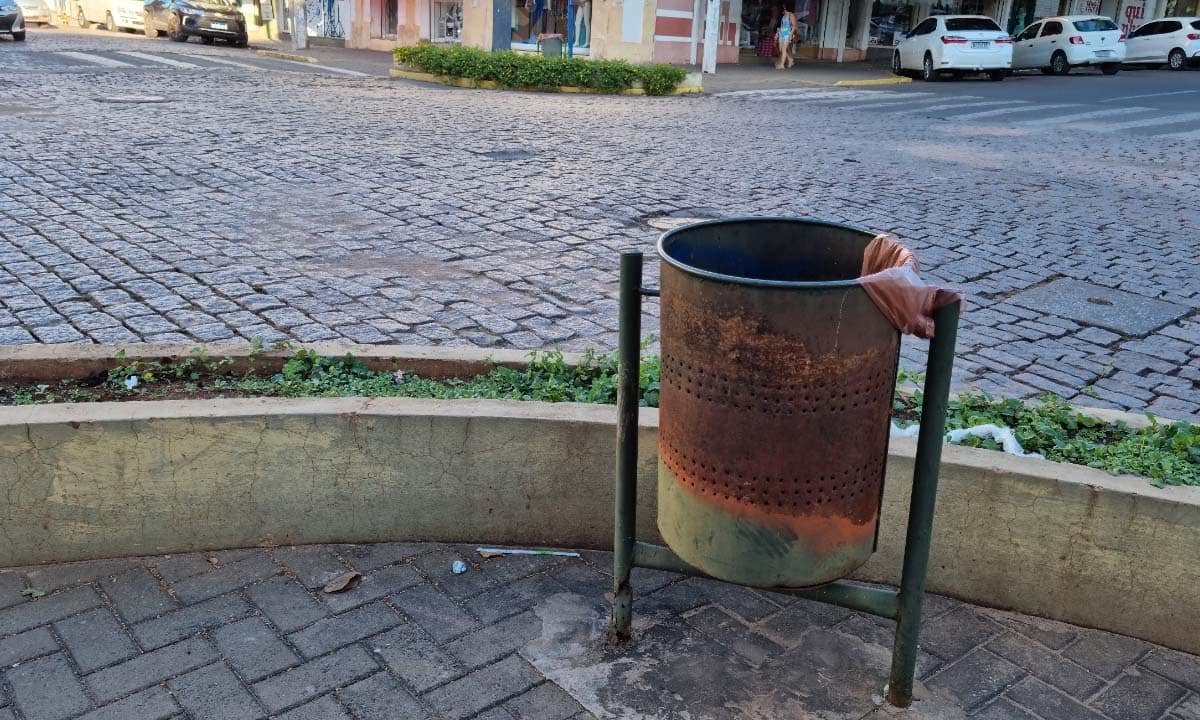 Vereador solicita instalação de lixeiras na região central de Corumbá