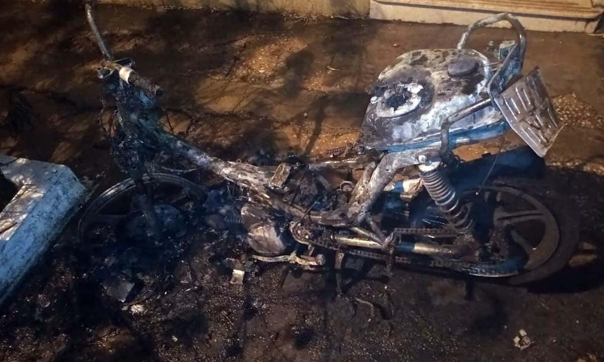 Motocicleta é incendiada na região central de Corumbá