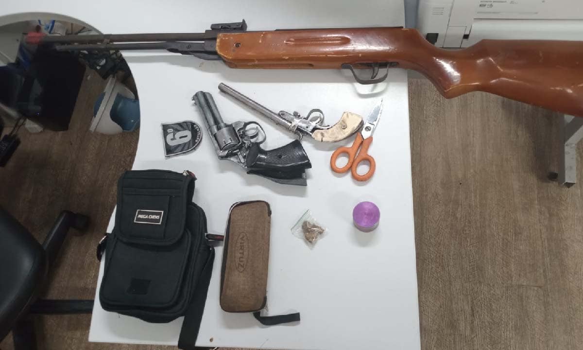 Três são presos em Ladário com armas de fogo e drogas em veículo