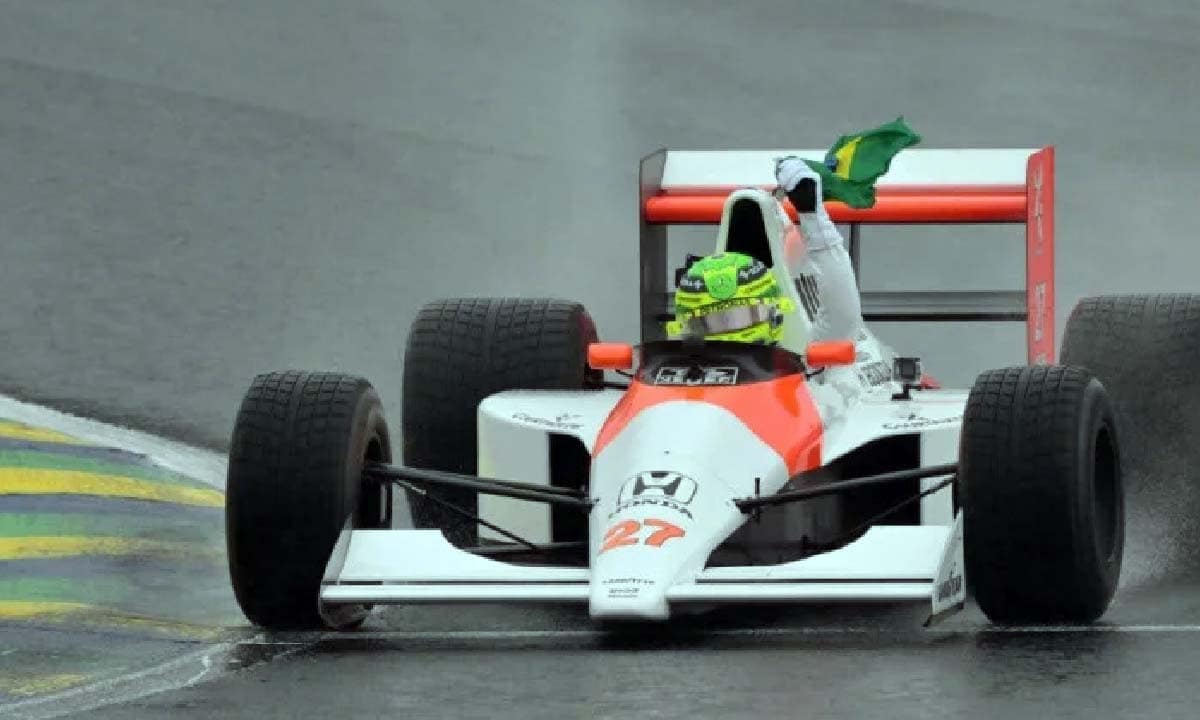 Hamilton emociona ao pilotar carro de Senna em homenagem no GP do Brasil