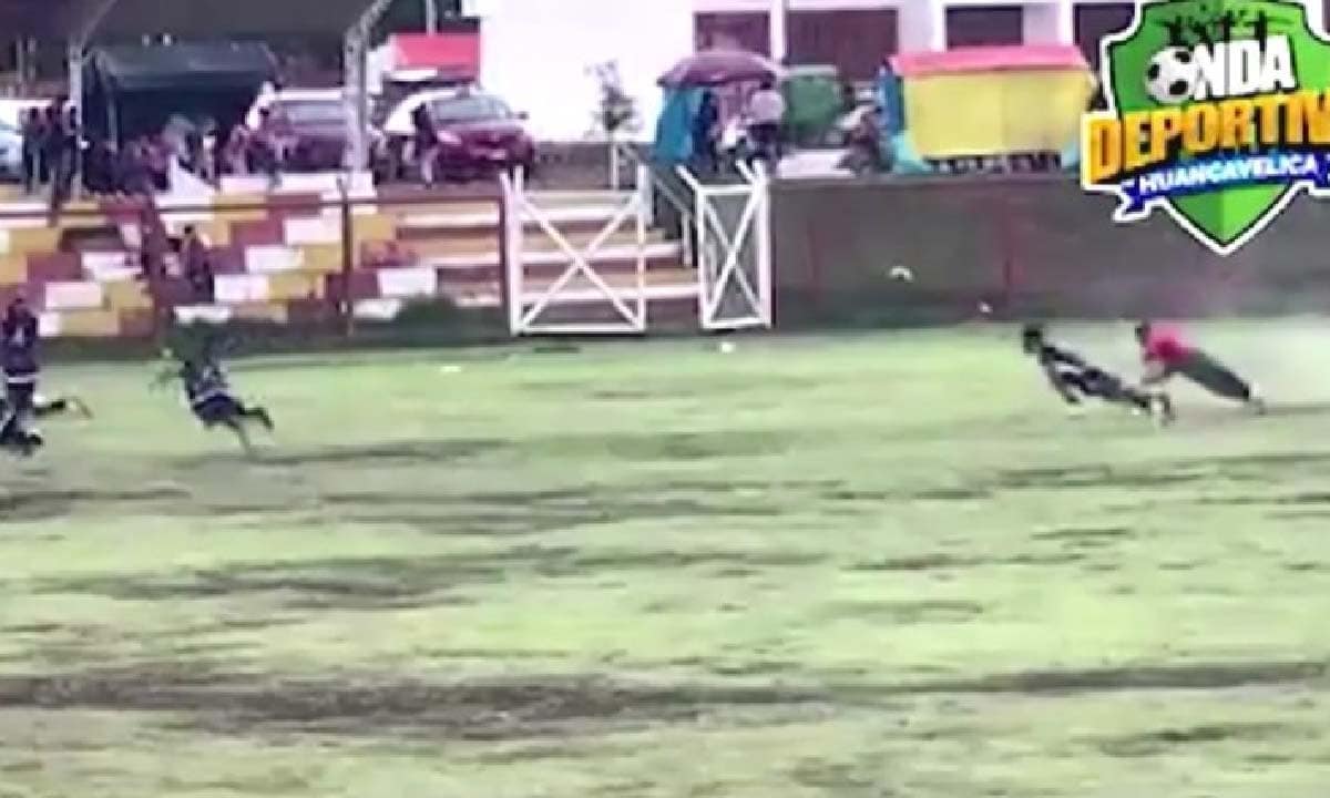 Jogador de futebol morre atingido por raio durante partida no Peru