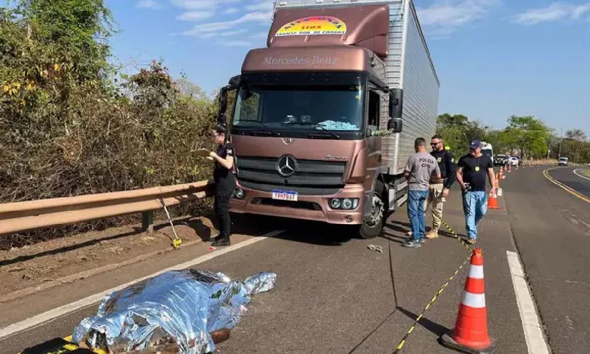 Motorista de 52 anos morre após sofrer infarto e colidir caminhão na BR-163, entre Rio Verde de Mato Grosso e São Gabriel do Oeste.