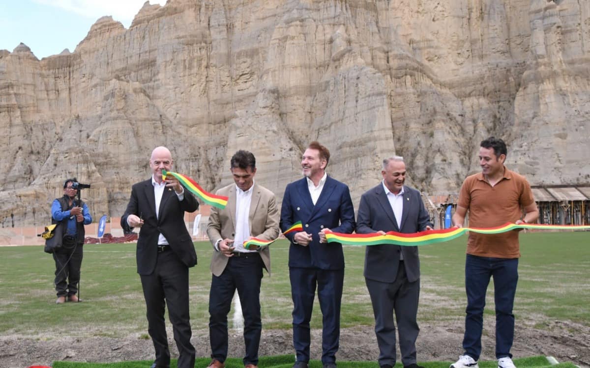 Presidente da Fifa anuncia intenção de realizar Mundial na Bolívia